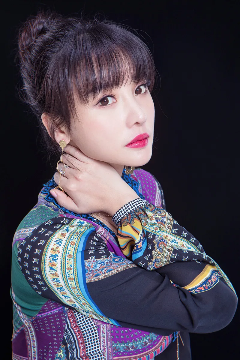  Liu Yan (actress) 深V长裙摇曳质感十足5.jpg