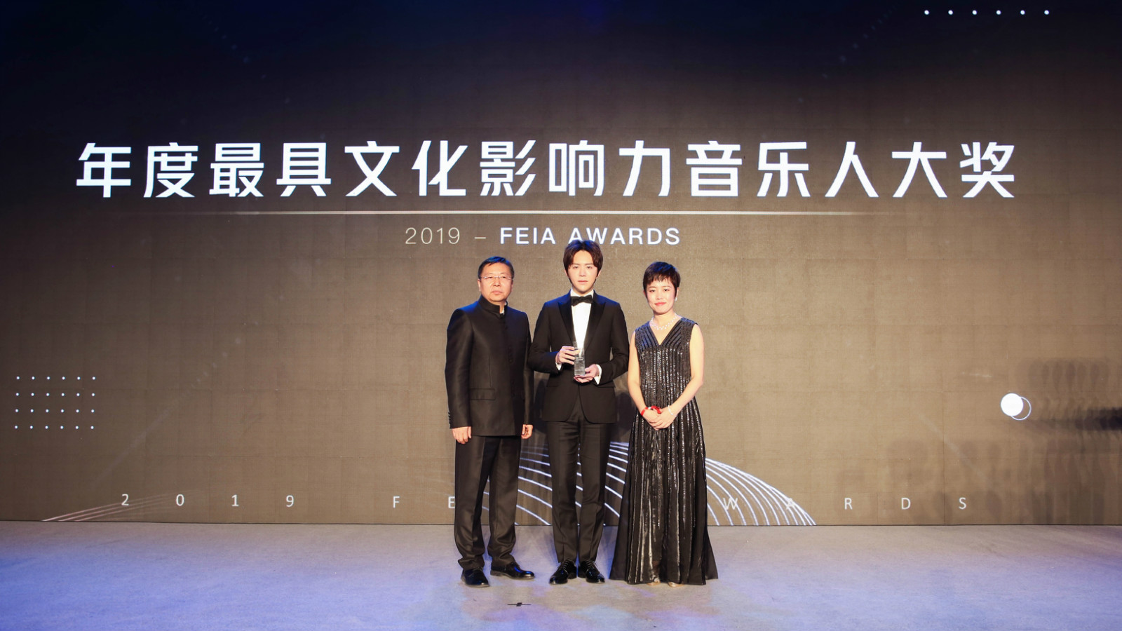 李云迪帅气亮相FEIA颁奖盛典 实力收获“最具文化影响力音乐人”