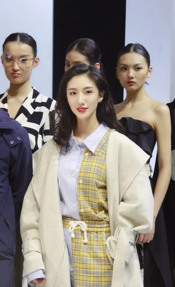 Zhu Tingchen poses with models. JPG