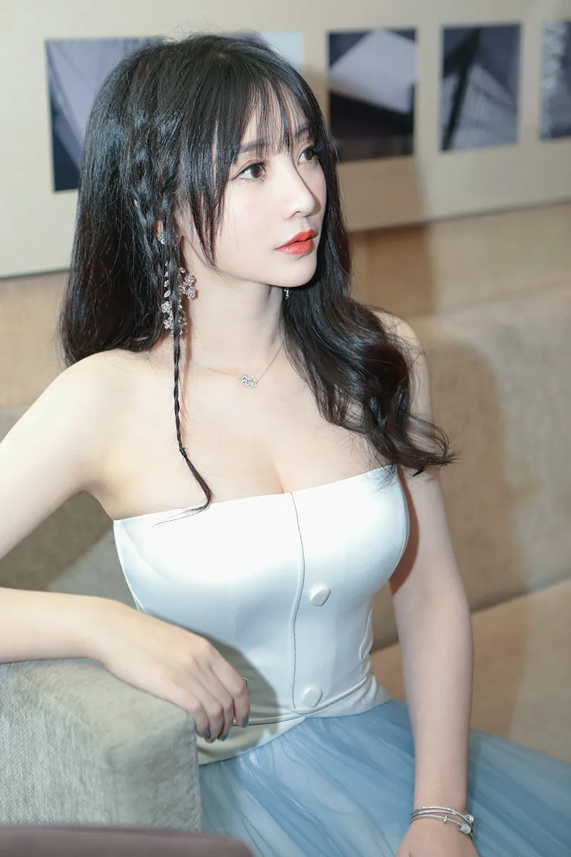  Liu Yan (actress) 腰线勾勒性感 曲线迷人1.jpg
