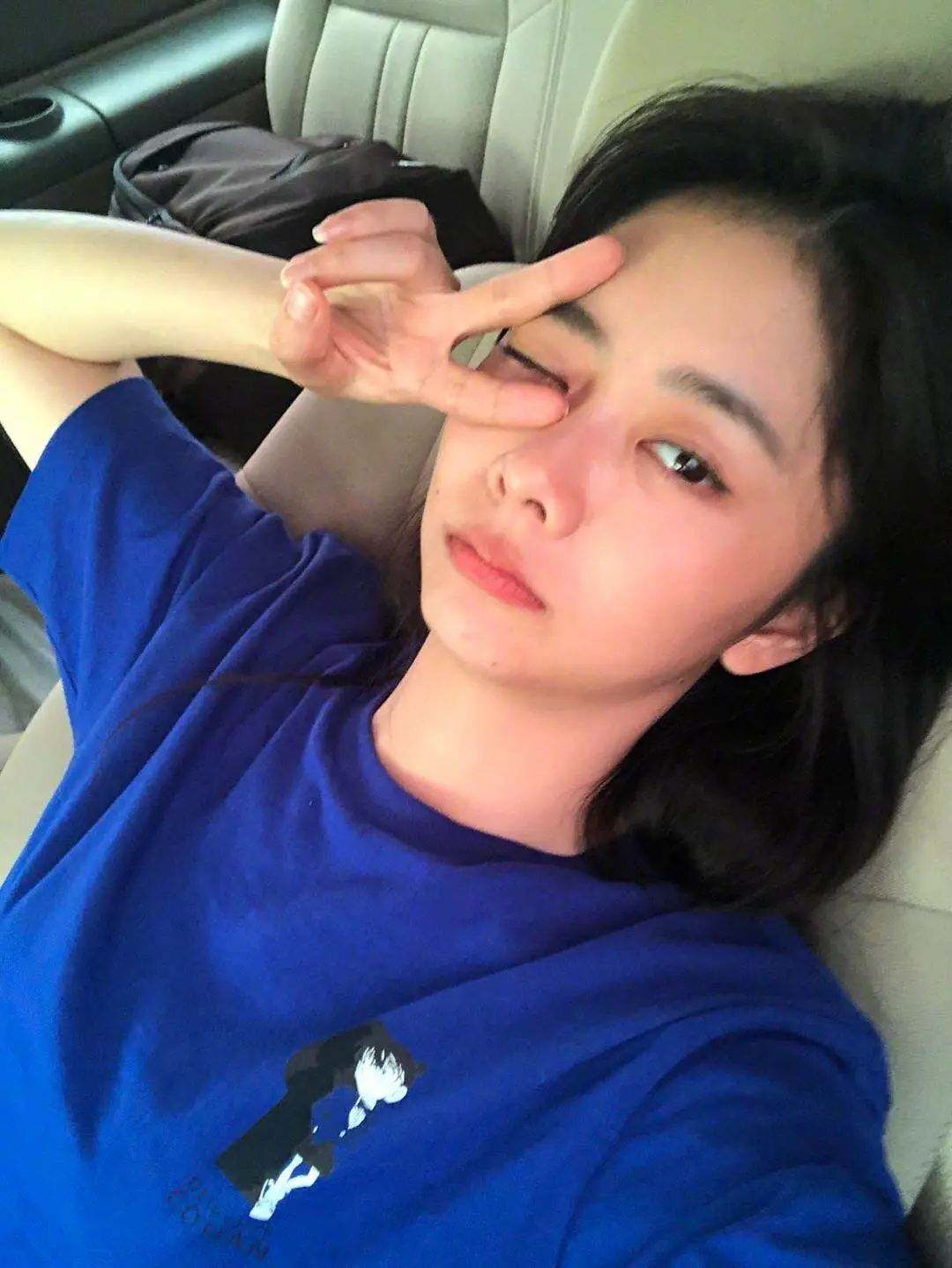  Tan Songyun 身穿蓝色短袖T恤.jpg