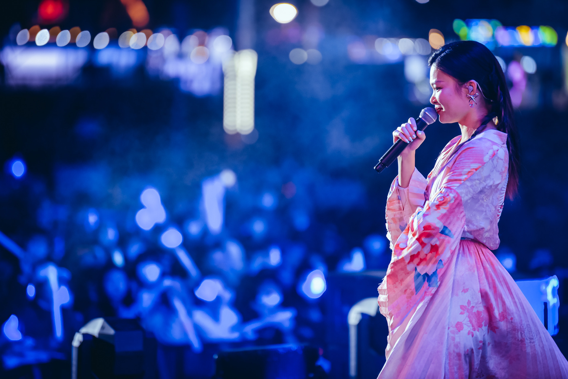 蘇運瑩壓軸獻唱“中國綜藝嘉年華閃光派對”   粉色仙裙盡顯靈動肆意