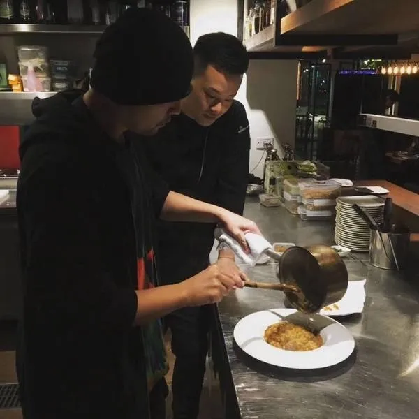 周杰伦下厨做饭