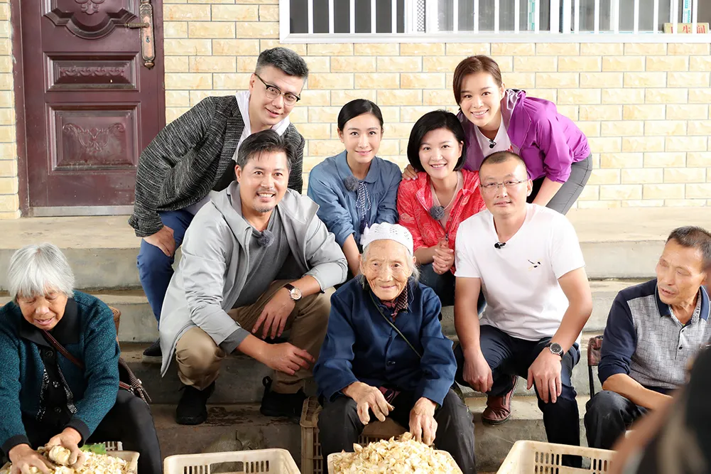 Charity ambassadors Rong Chen, Myolie Wu, Tao Xinran, Ruixin Tong, Zhu Xu dong work as 