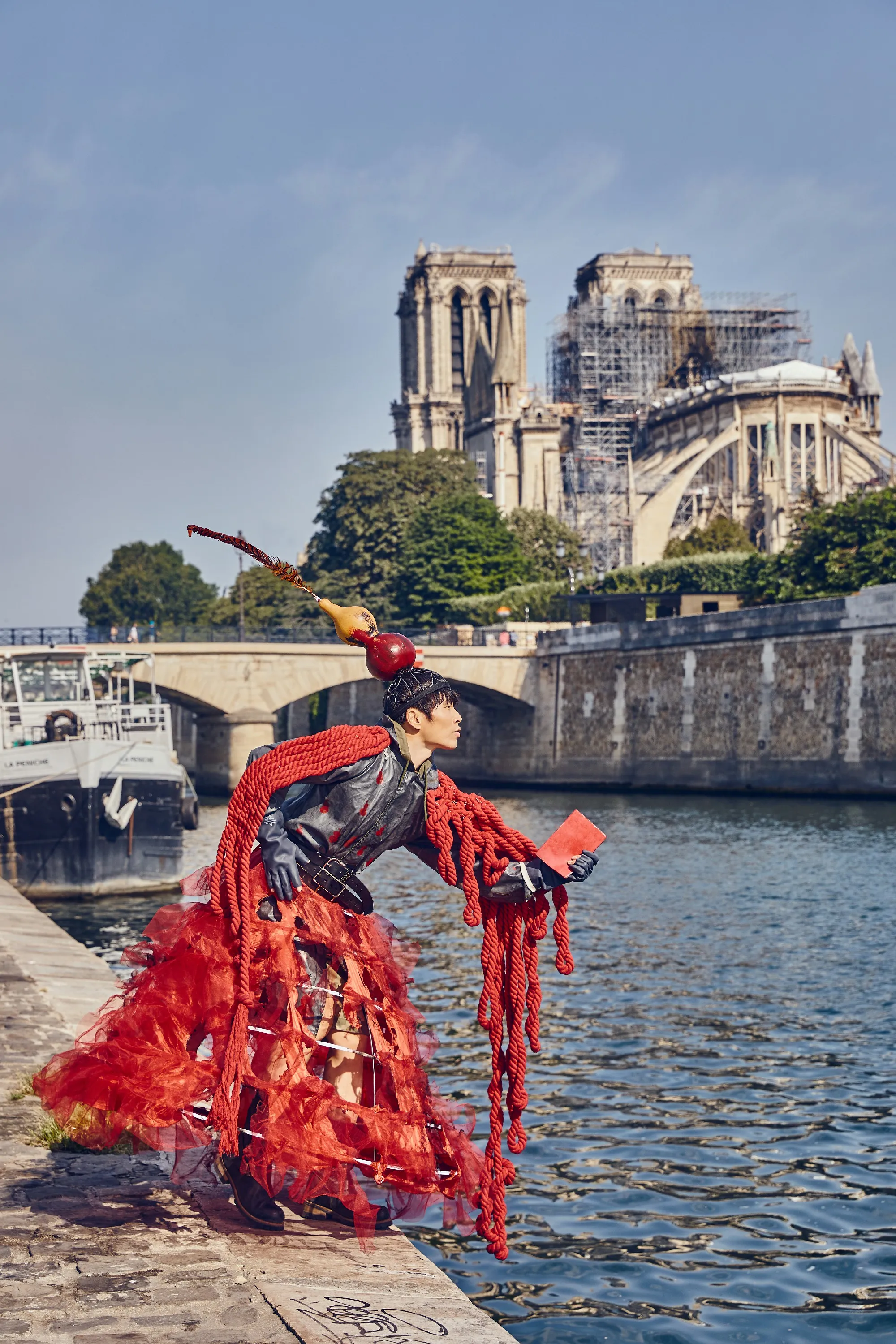 环球行为艺术家万云峰在巴黎圣母院走秀2.jpg