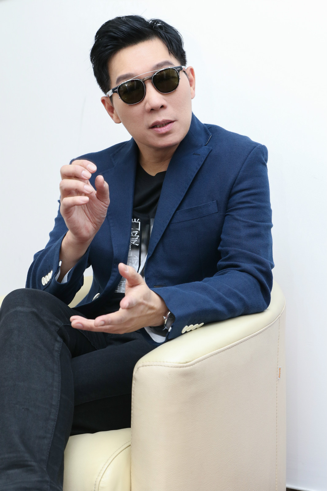  victor wong (singer) 领衔 jonathan lee (musician) 音乐剧《 when love is already past 》国民度硬实力缺一不可