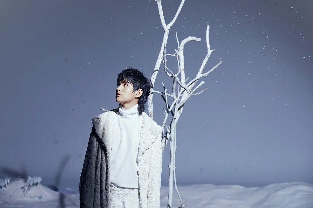 尹毓恪 《人间慢步》侧拍.jpg