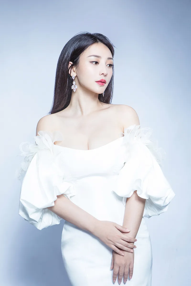 Liu Yan (actress-actress) wears a sheer white strapless gown with a gentle demeanor