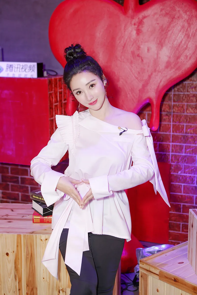 Liu Yan (actress-actress) half-dew shoulder tie ball head sweet energy 3.jpg