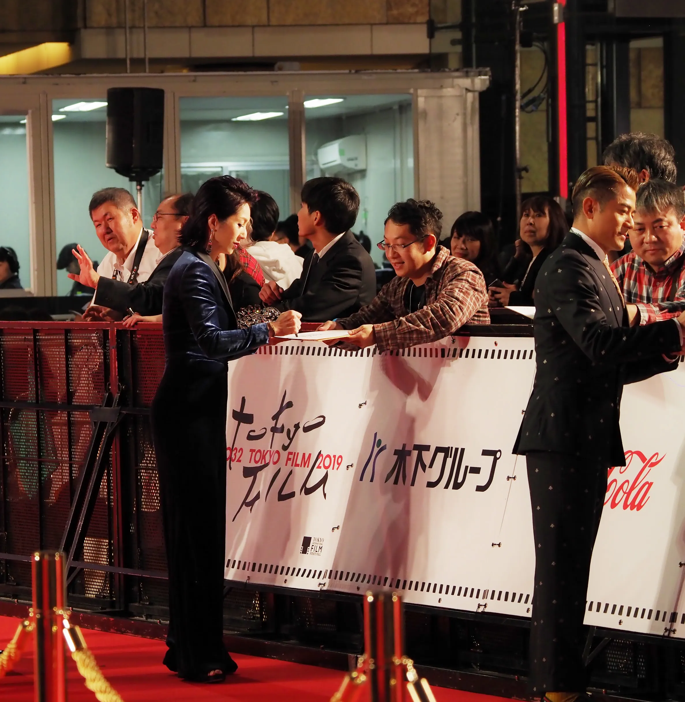楊千嬅在紅毯為影迷簽名.jpg