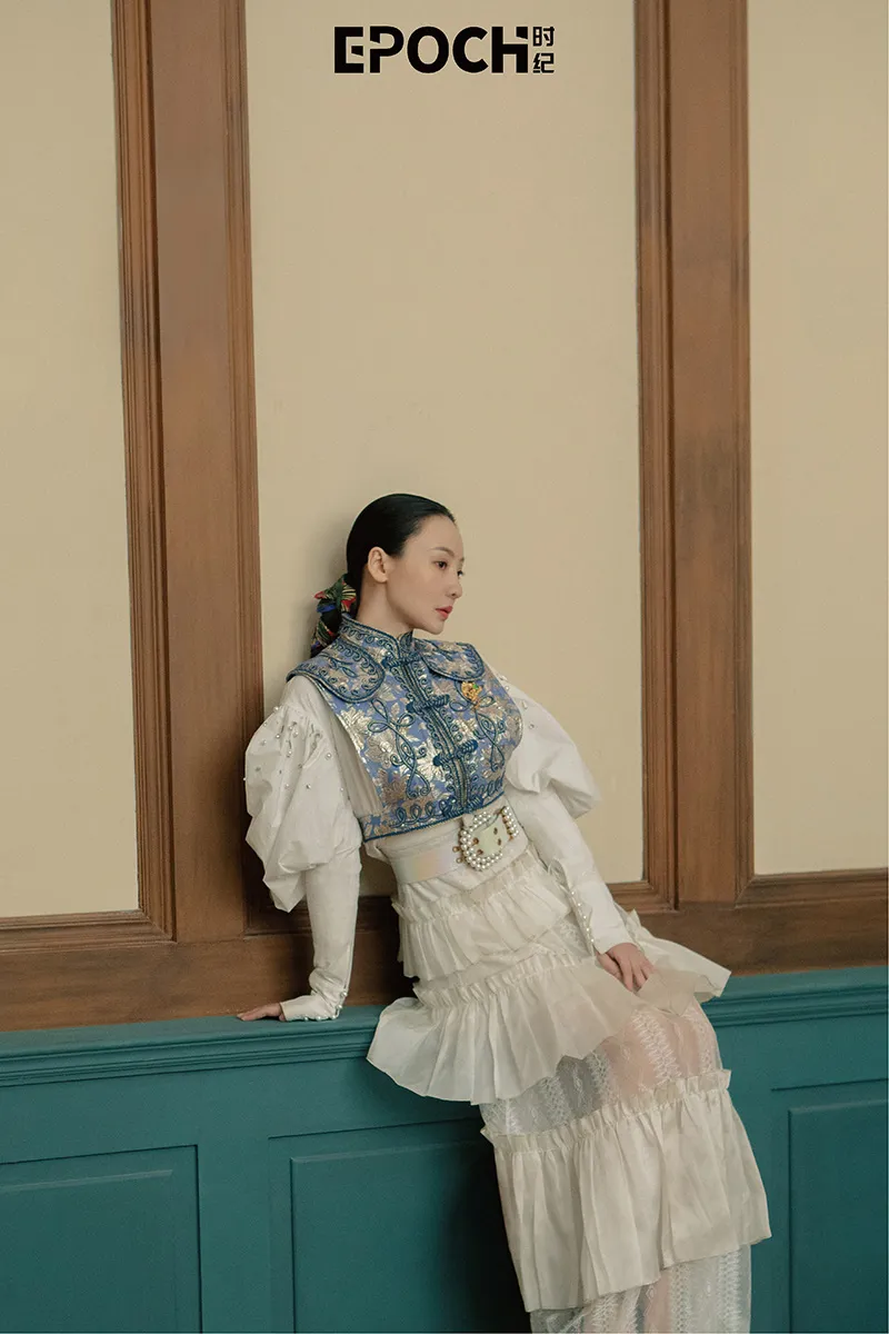  Liu Yan (actress) 夸张泡泡袖富民族特色1.jpg