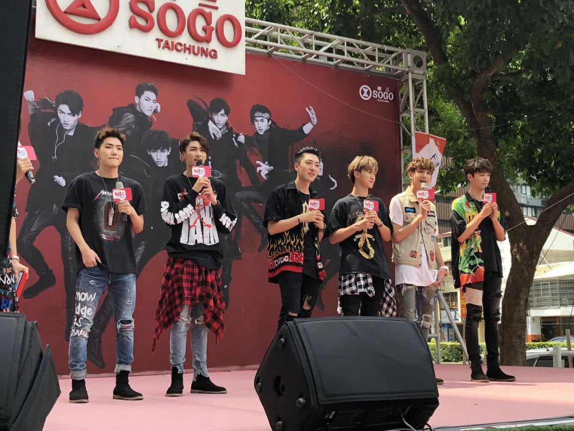 C.T.O男团签唱上演“牵手杀”