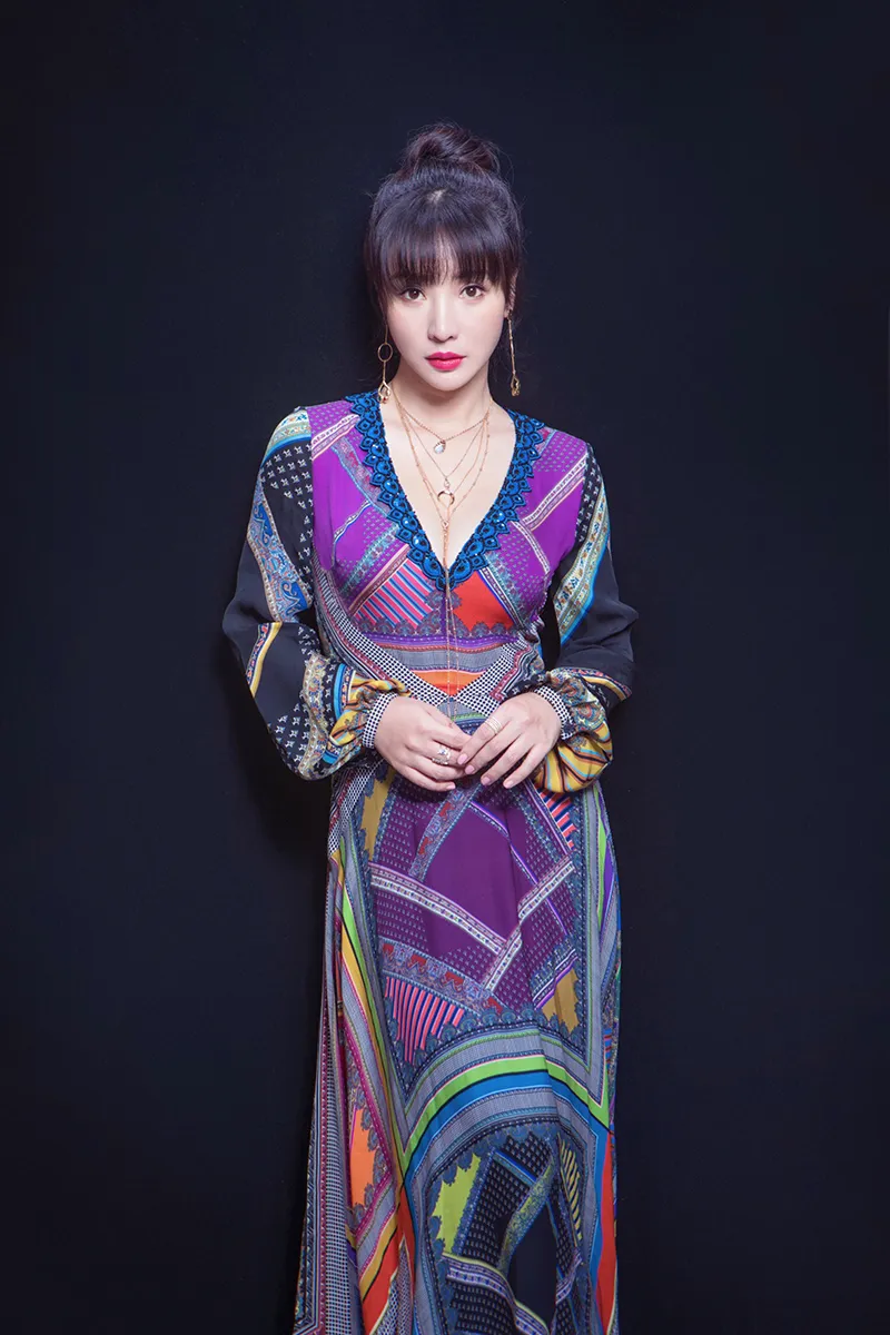  Liu Yan (actress) 深V长裙摇曳质感十足2.jpg