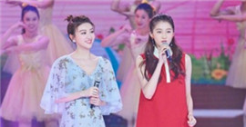 关晓彤景甜亮相北京卫视春晚献唱《就是爱》 简直美爆了！