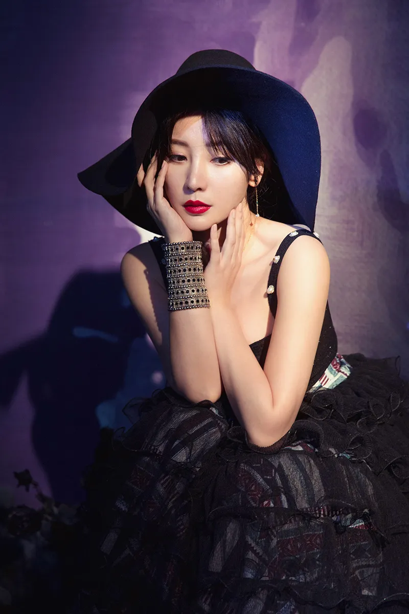  Liu Yan (actress) 黑色吊带长裙自带美艳 优雅而坐2.jpg