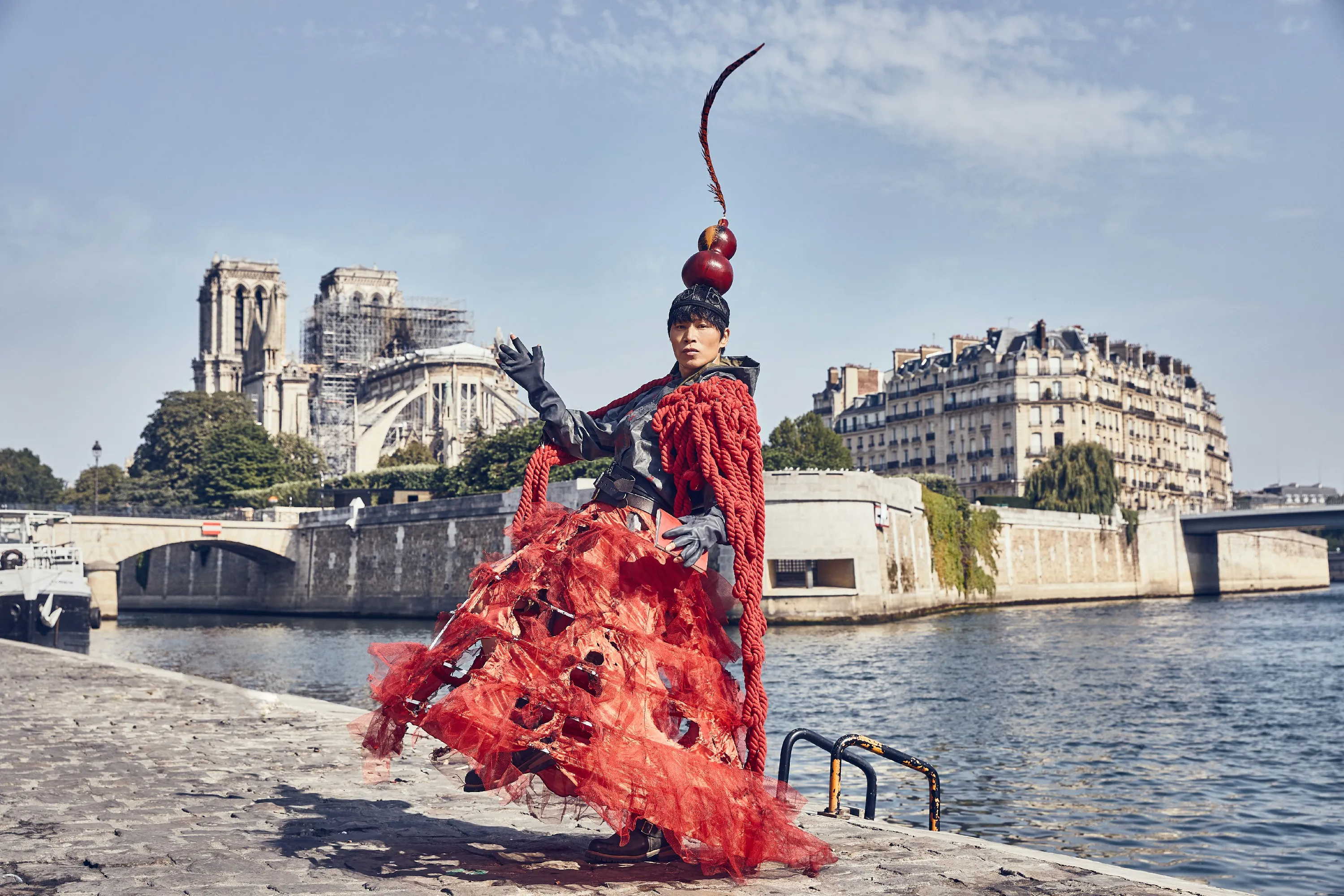 環球行為藝術家萬雲峰在巴黎聖母院走秀6.jpg