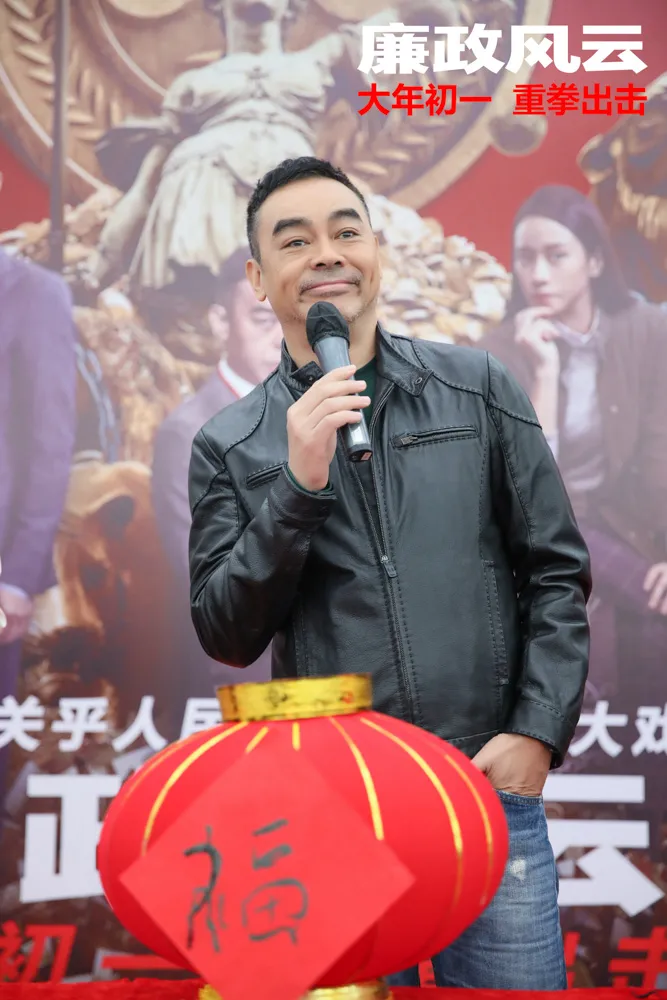 劉青雲為觀眾寫福字掛燈籠.jpg 劉青雲為觀眾寫福字掛燈籠.jpg