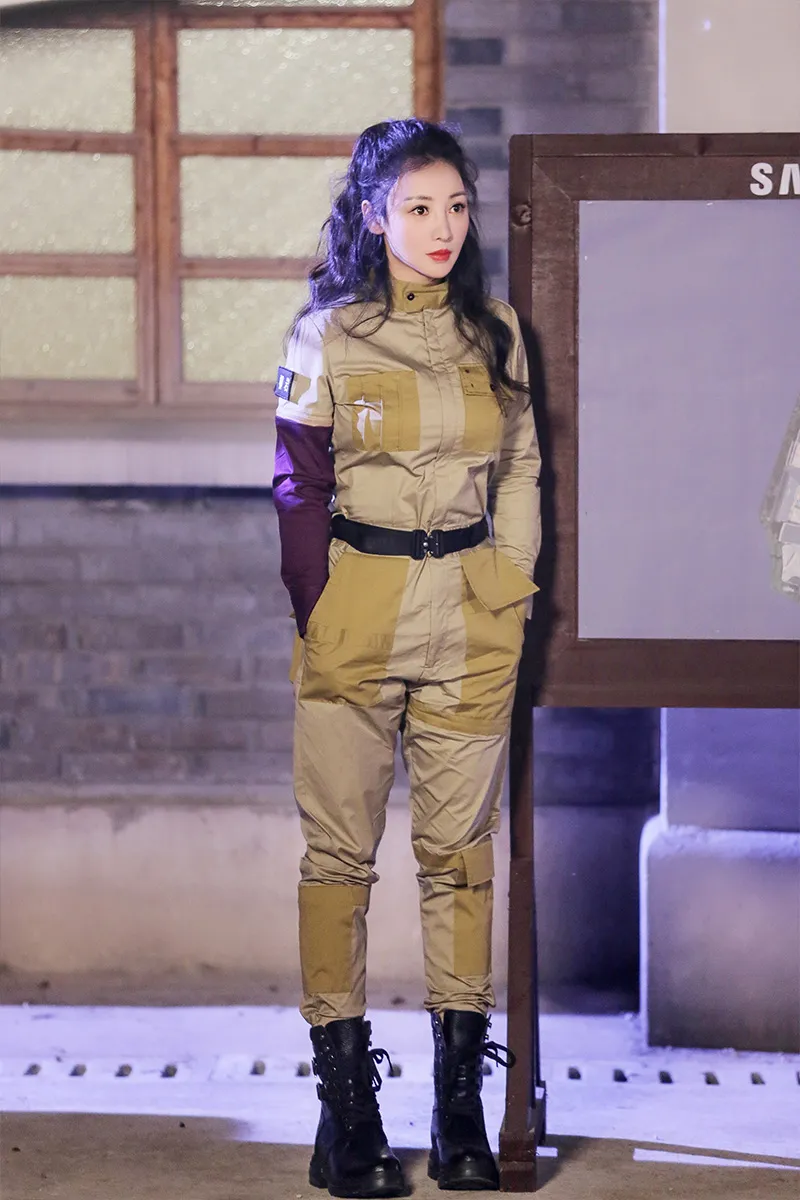 Liu Yan (actress-actress-fighting outfit handsome pocket photo. JPG