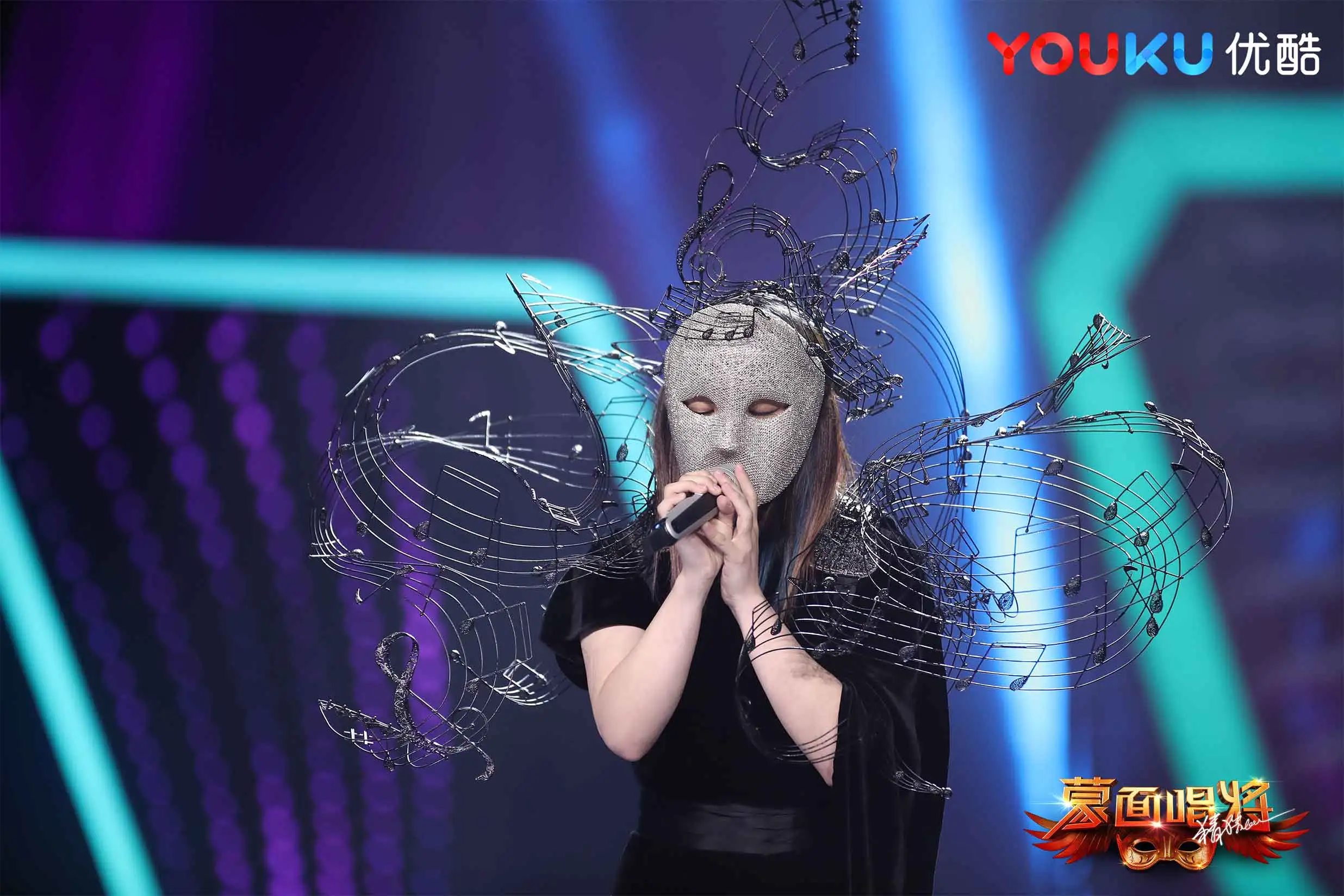 Lala Hsu wears mask to sing 'slowly like you.' JPG