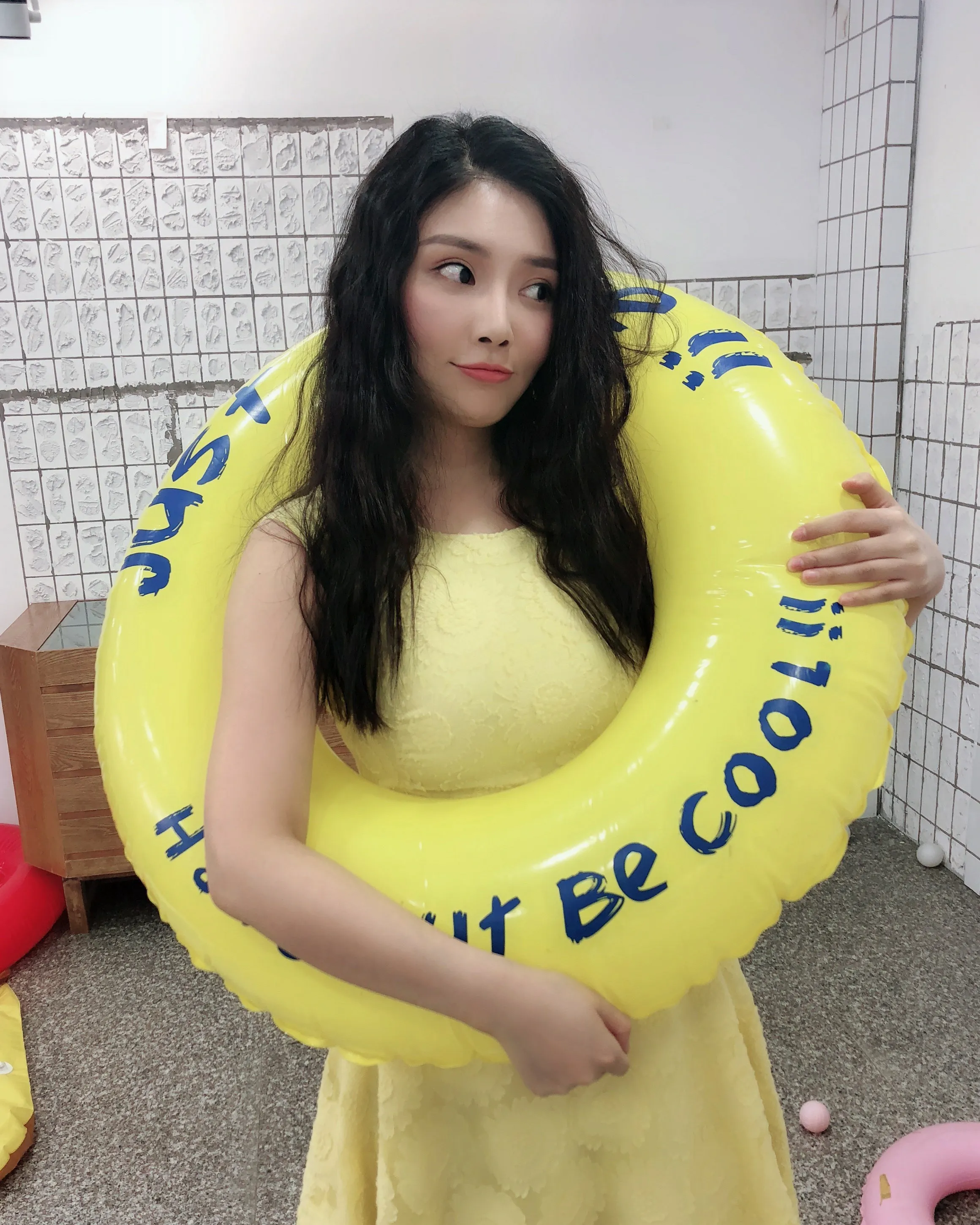 2.心动！徐冬冬化身泡面女孩与气球玩耍.jpg