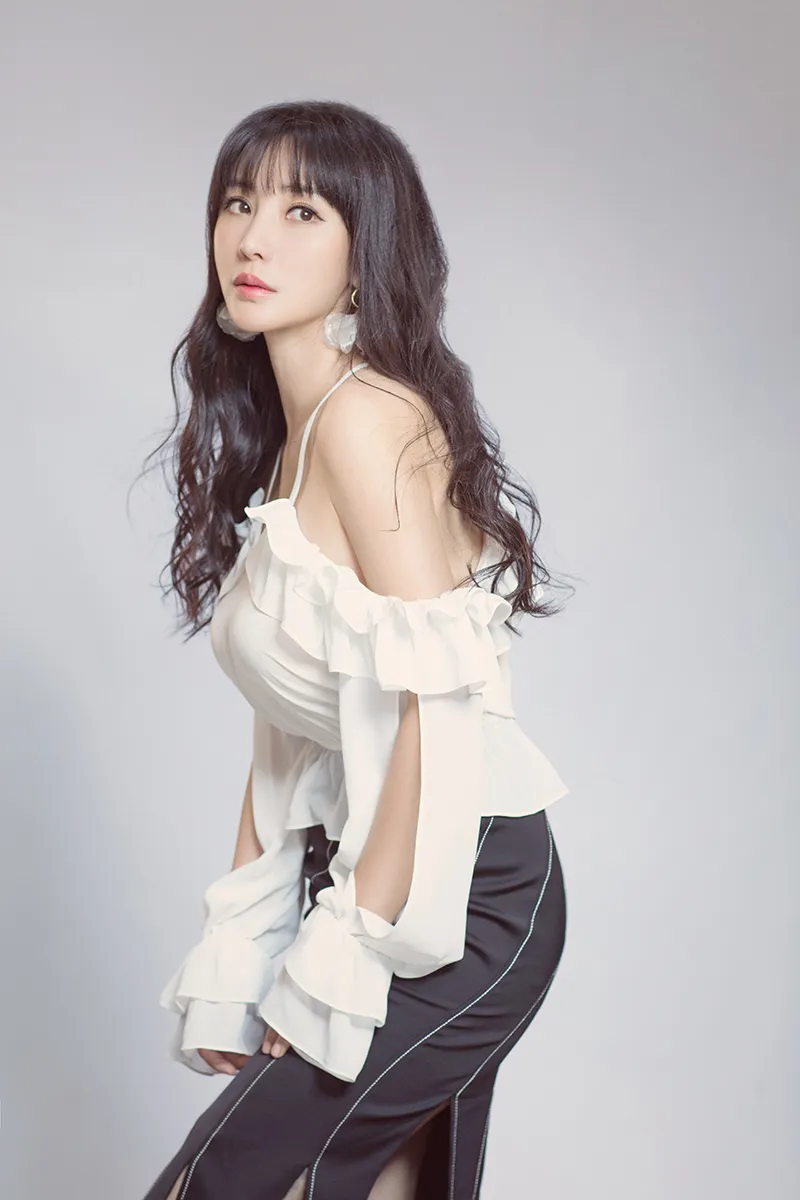  Liu Yan (actress) 婀娜身段吊带上衣配开叉包臀裙.jpeg