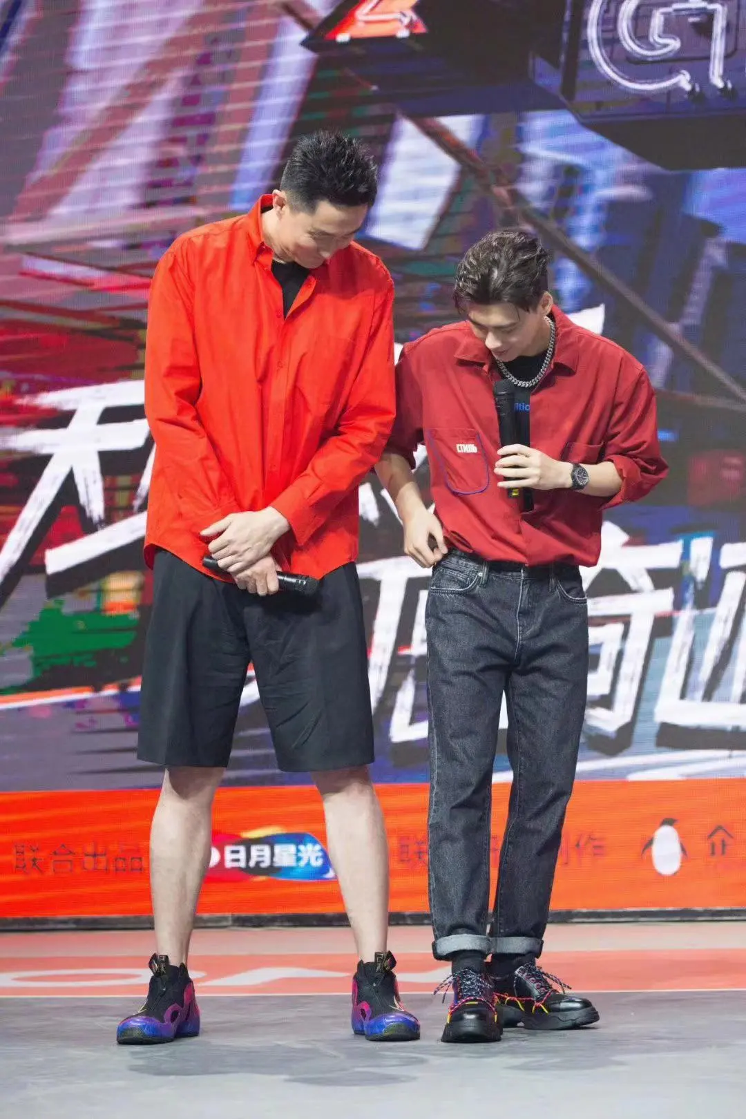  Li Yifeng 和杜锋比腿长.jpeg
