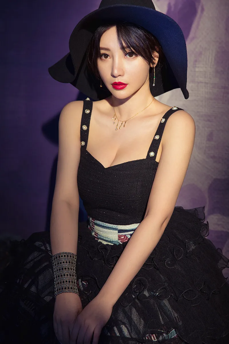  Liu Yan (actress) 黑色吊带长裙自带美艳 优雅而坐1 .jpg