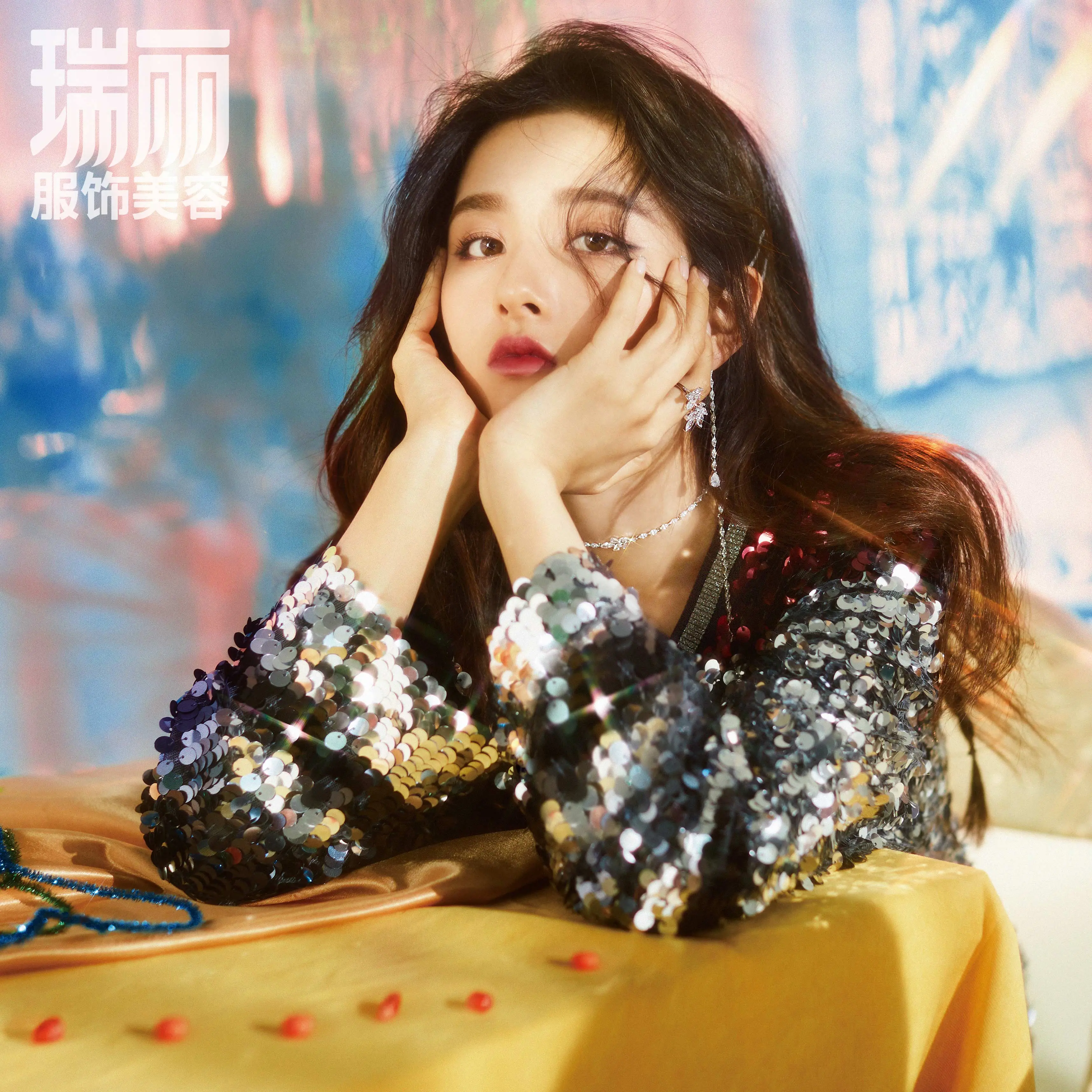 宋祖儿12月时尚新封曝光  “猫系”少女探寻童话世界 4.jpg