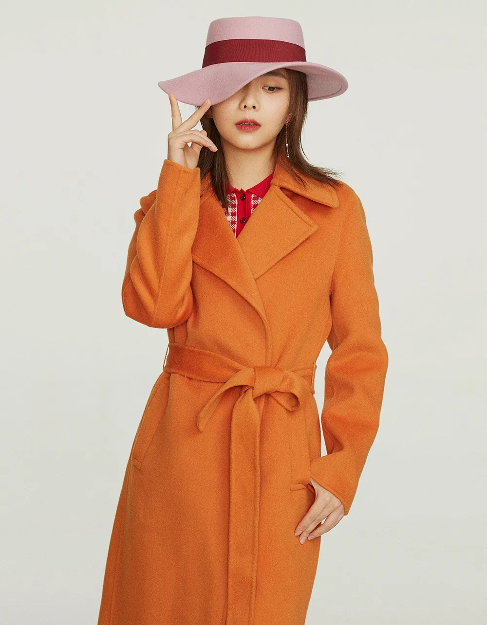Tan Songyun hat brim covers her eyes. JPG