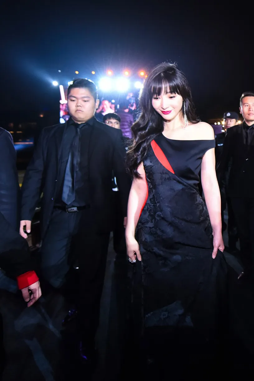  Liu Yan (actress) 穿黑裙亮相遭人群簇拥人气旺8.jpg