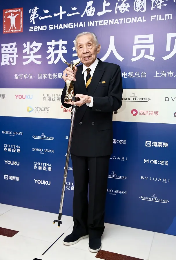 96岁演员 Chang Feng 获奖.jpg