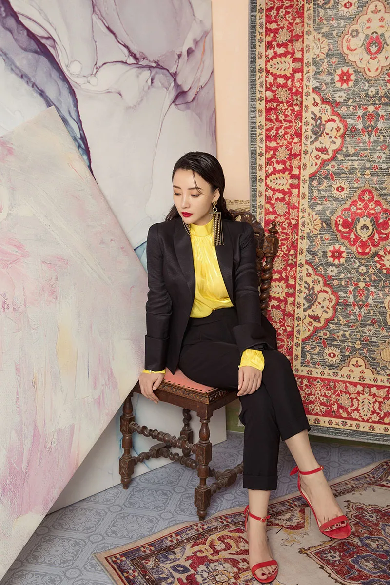  Liu Yan (actress) 黑色套装内搭亮黄色衬衫 突破造型风情万种.jpg