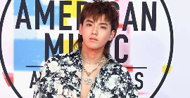 全美音乐奖红毯：吴亦凡素颜出镜嘻哈酷帅，国际范十足