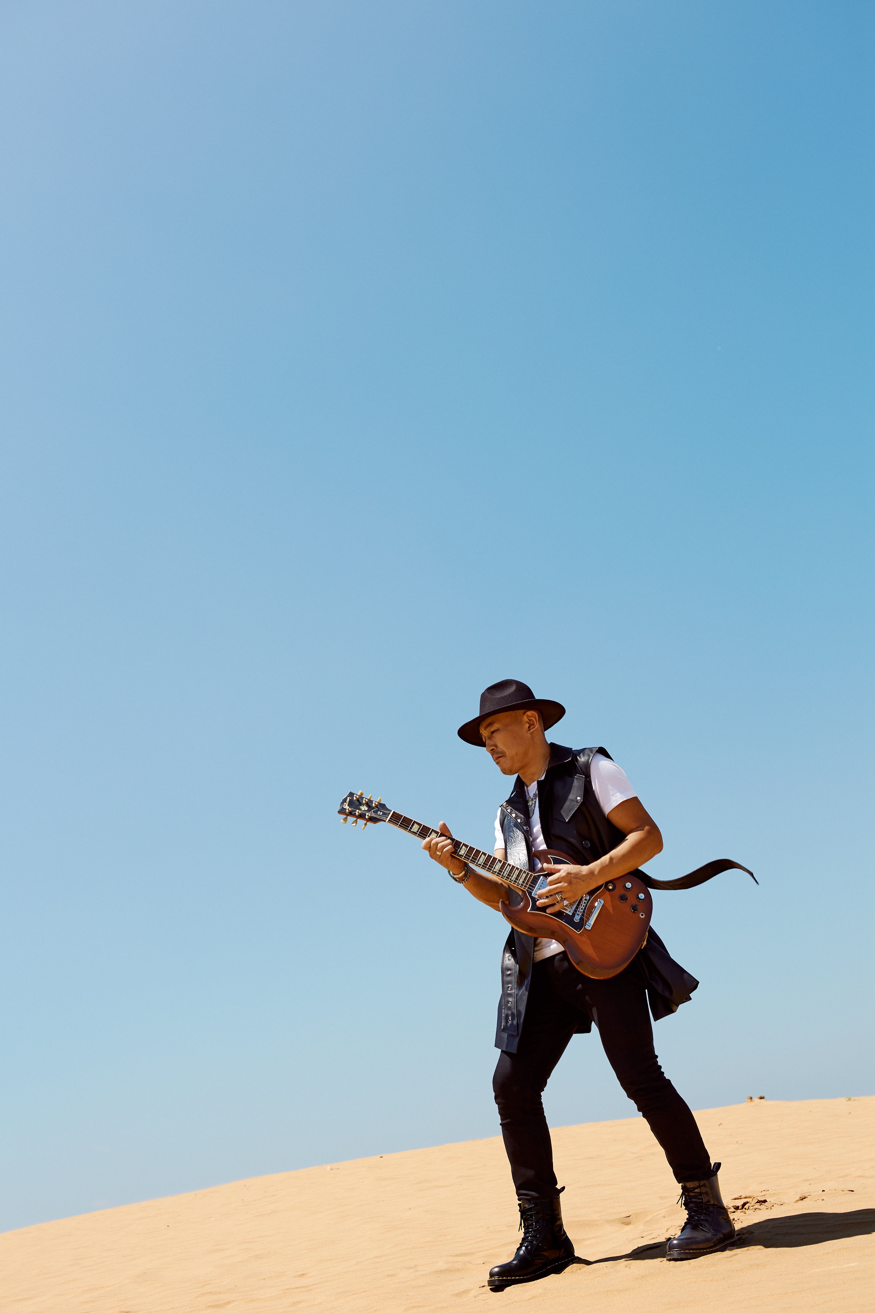 义拉拉塔首发中文单曲《撒野》 摇滚曲风诠释自由梦行者