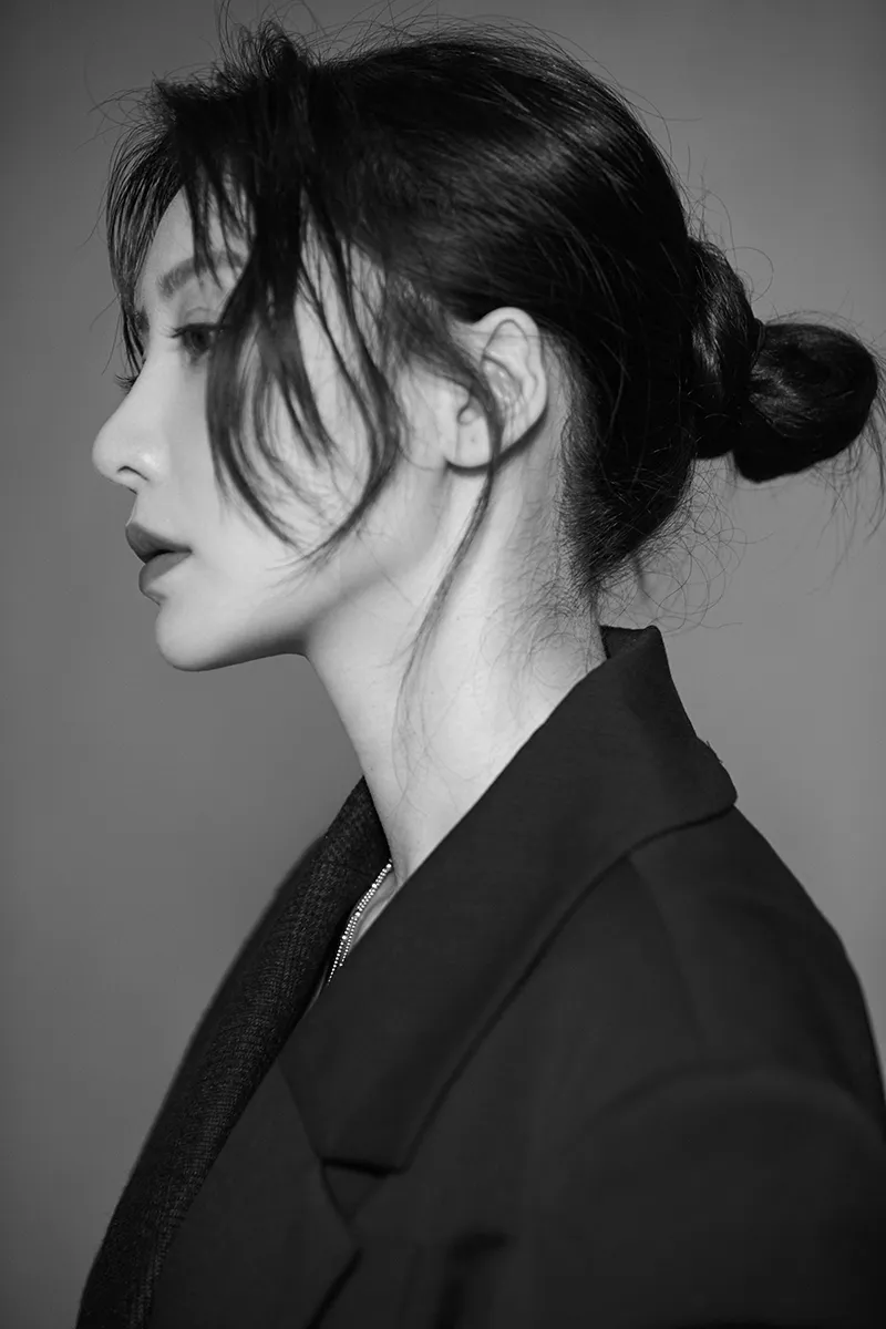  Liu Yan (actress) 皮质贝雷帽搭配低扎发髻 显时尚品味2.jpg