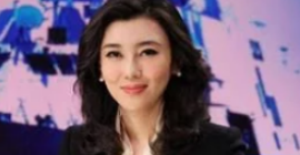 央视最养眼女主持，因穿衣太过性感被多次警告，如今嫁富商生活低调