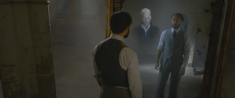 Dumbledore stood in front of the mirror of Eris and saw grindelwald JPG