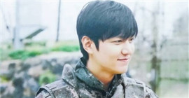 李敏镐最新军装照曝光略显发福 但合照中的他依旧很亮眼