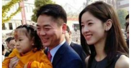 疑似网友偶遇刘强东章泽天，刘强东这个动作暴露对章泽天的感情