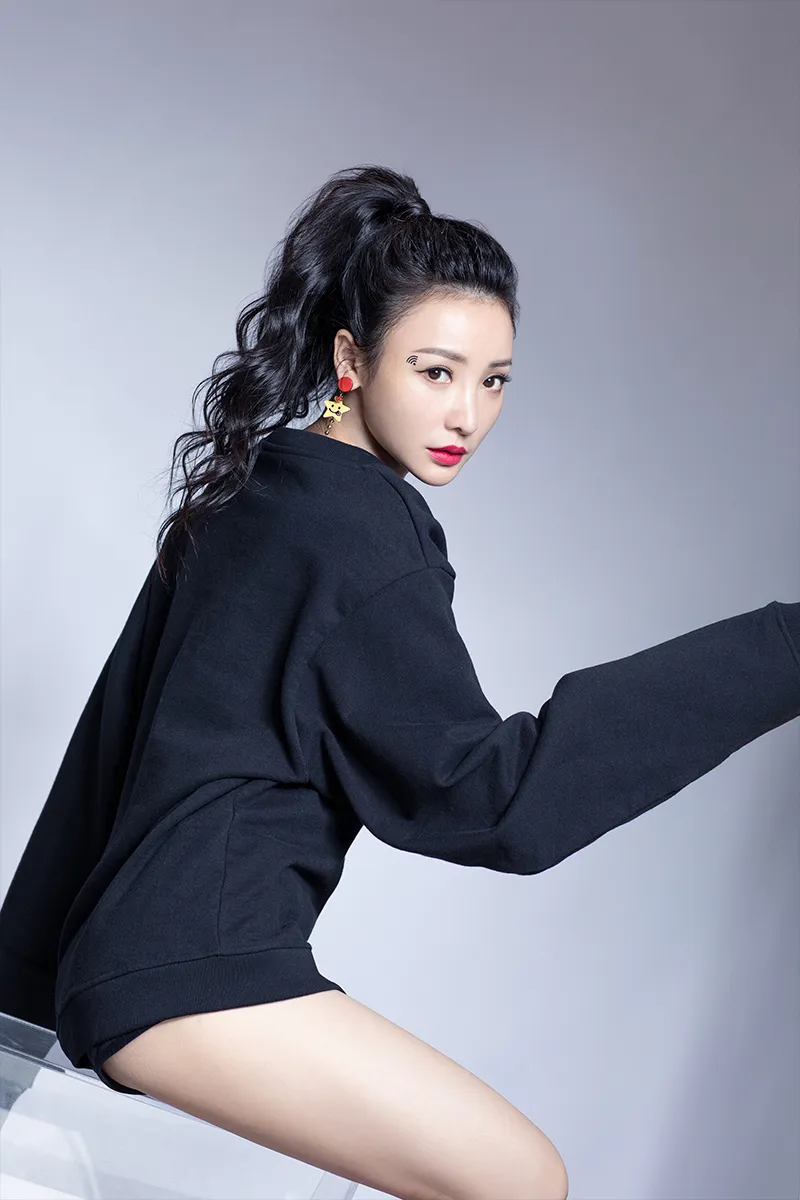  Liu Yan (actress) 黑色连帽卫衣可爱大方 眼妆wifi符号吸睛2.jpg