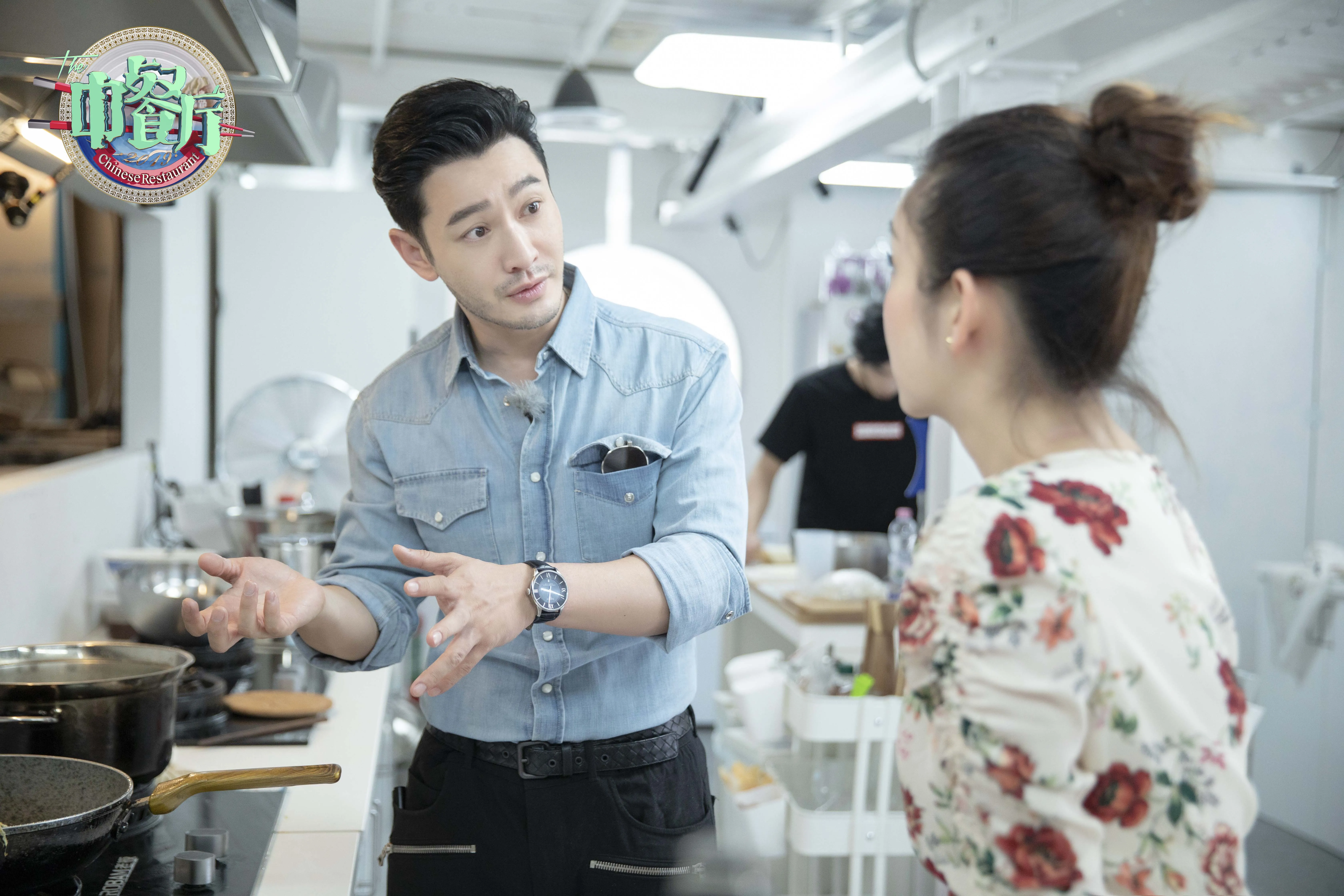  Xiaoming Huang 同秦海璐商讨关于餐厅接单时人员的安排.JPG