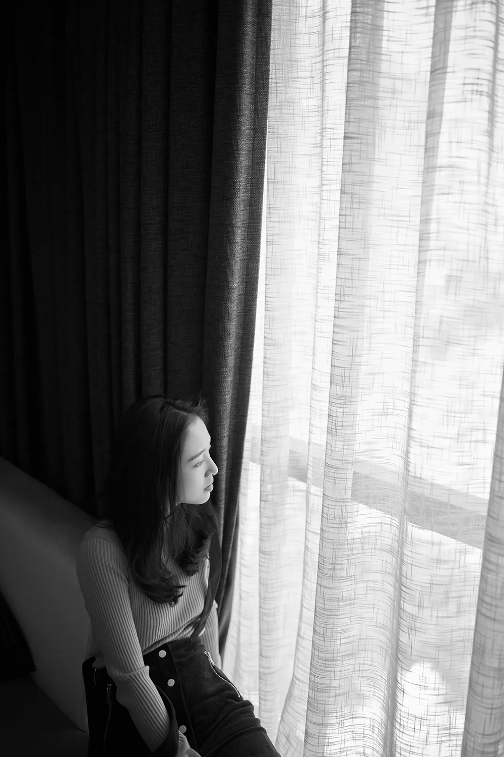 Wu Qian (actress) looks out the window. JPG