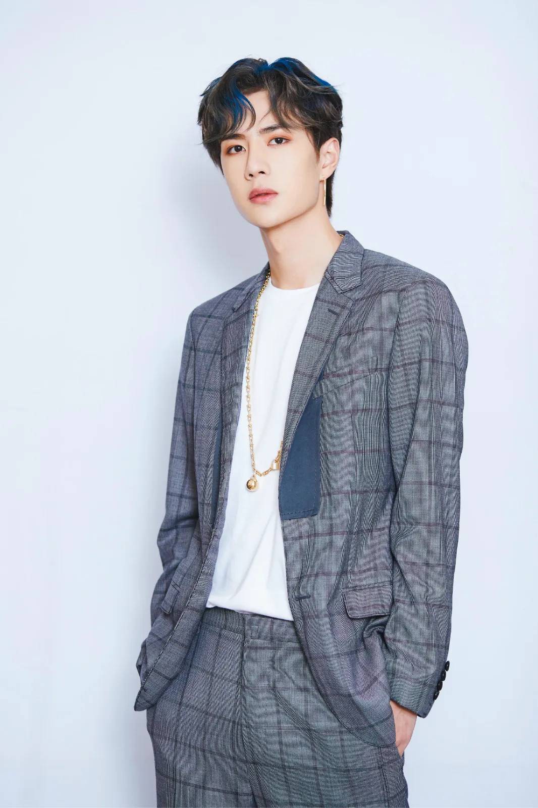 王一博身着灰色格纹西装内搭简约白T