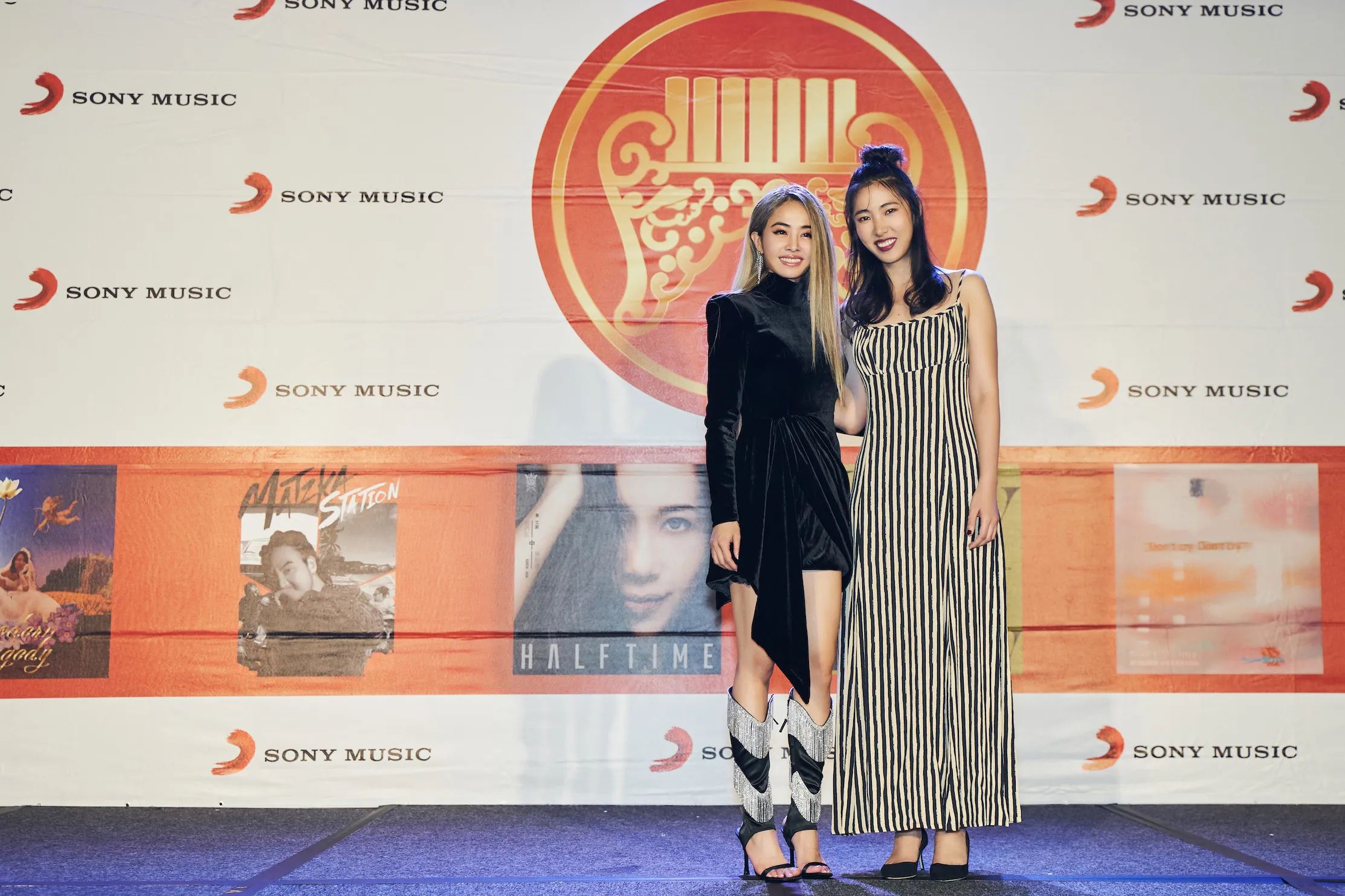  Jolin Tsai 與 Joanna Wang 一同慶功.jpg