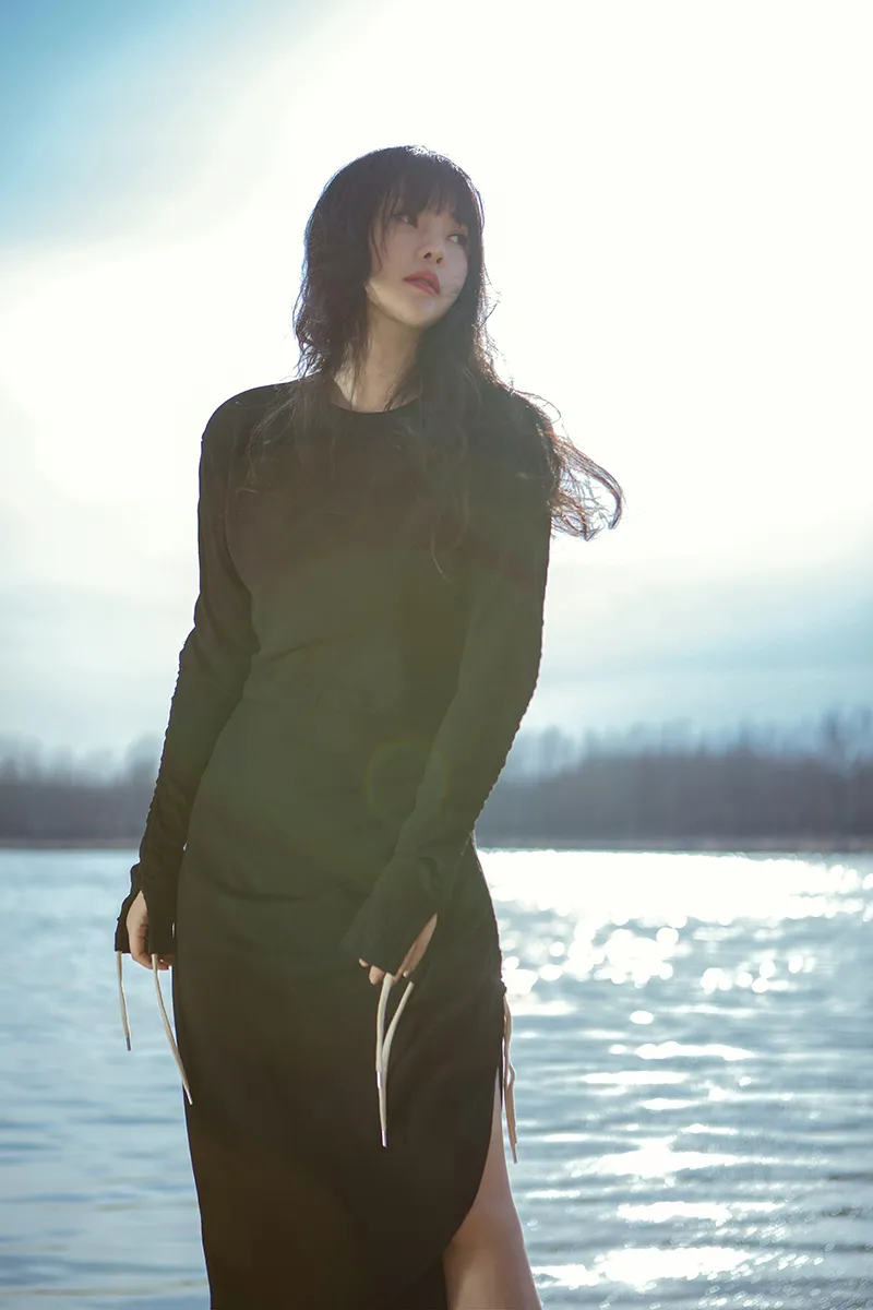  Liu Yan (actress) 袅袅婷婷湖边漫步.JPG