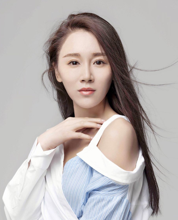 毕业于吉林艺术学院.