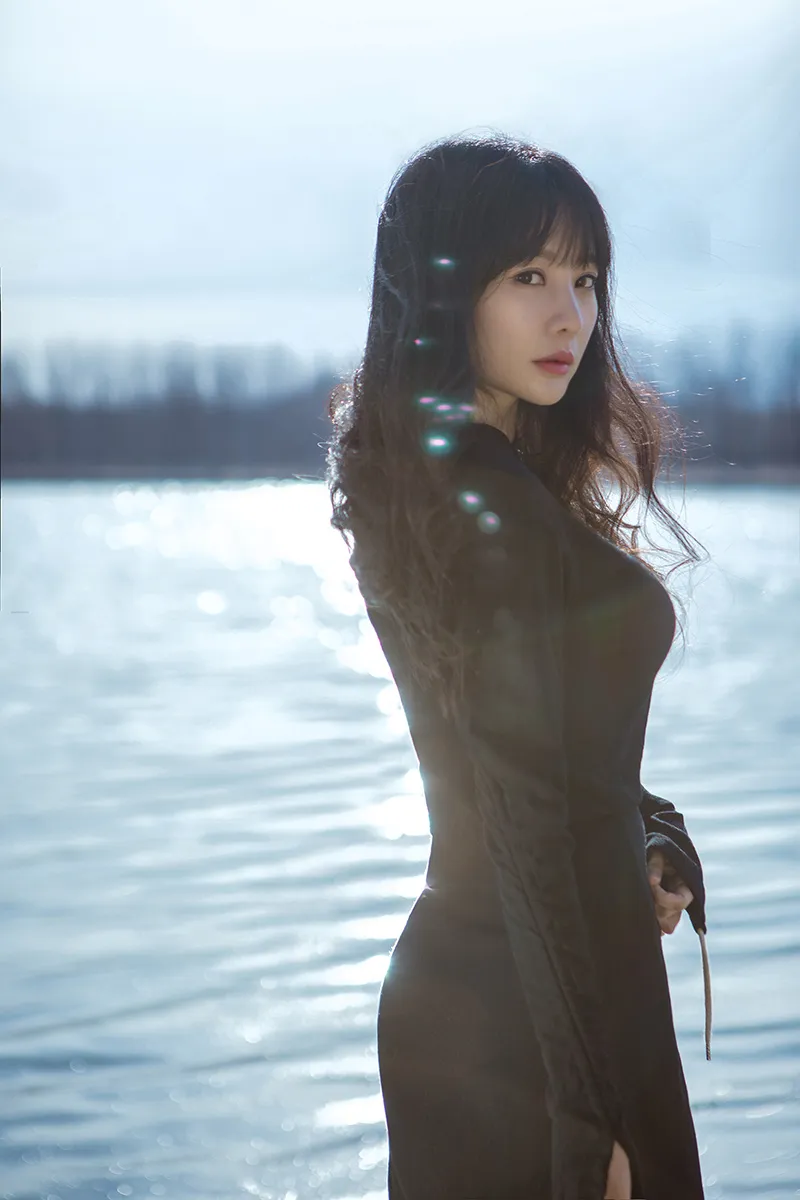  Liu Yan (actress) 逆光大片闪耀夺目.JPG