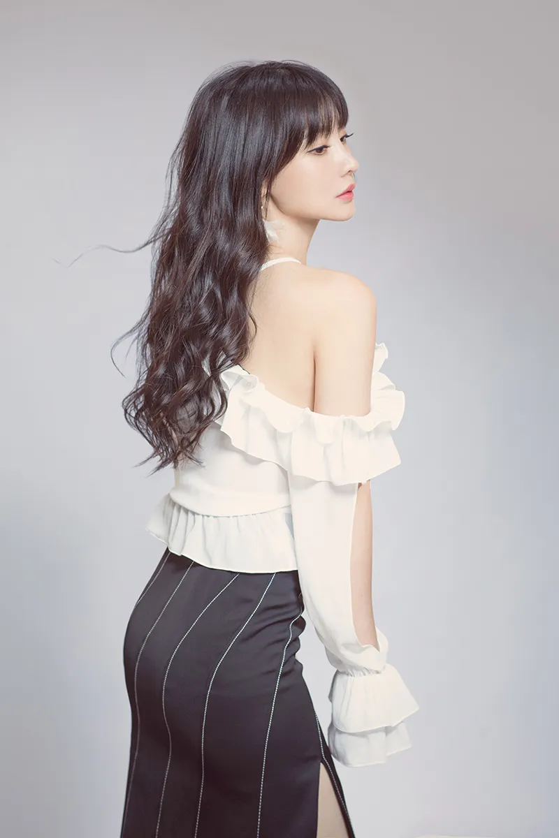  Liu Yan (actress) 香肩美背婀娜多姿.jpeg