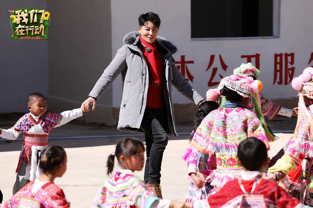 名譽村主任李宗翰與當地彝族小朋友一起舞蹈，找尋發佈會設計靈感.JPG