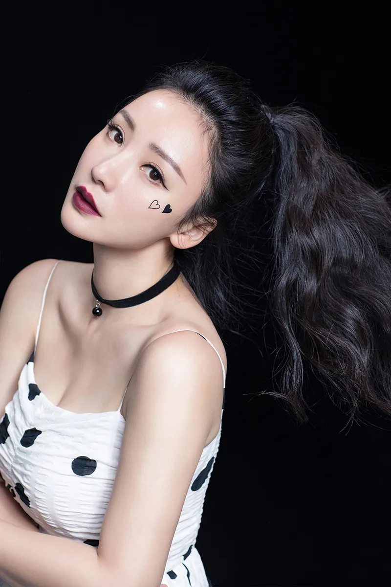  Liu Yan (actress) 爱心眼妆锁骨线条迷人.JPG